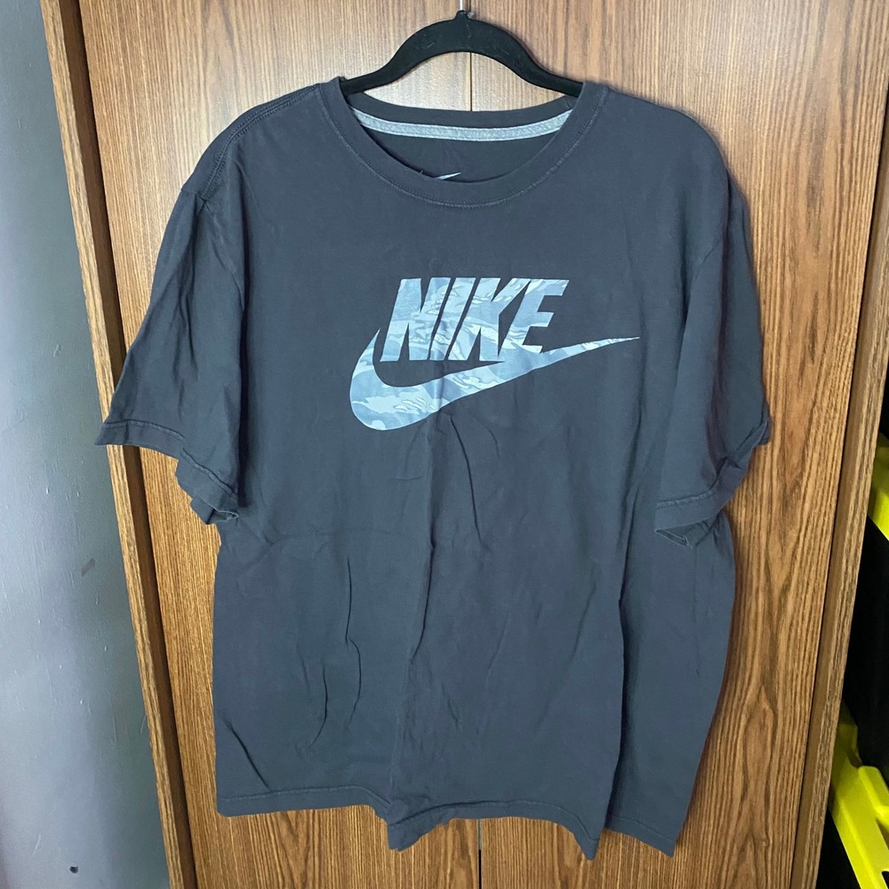 Nike T-Shirt Mens XXL Charcoal Grey Camo Logo Graphic Short Sleeve Tee